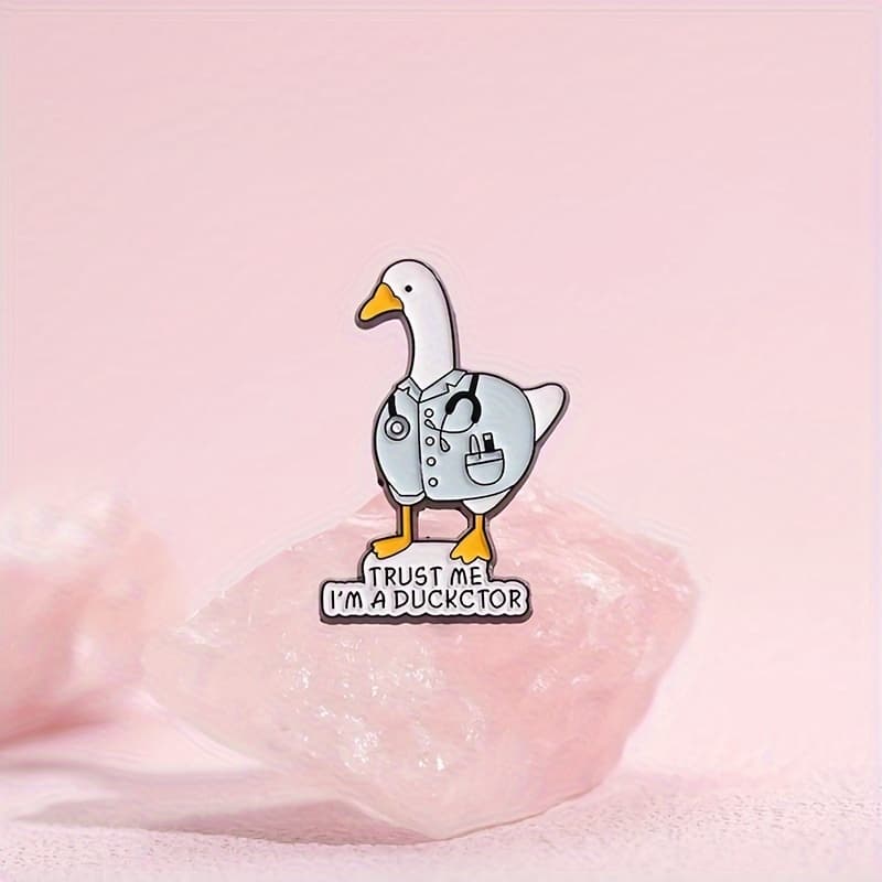 Broche de Doctor Pato de Dibujos Animados, Insignia de Metal con Letras de An...
