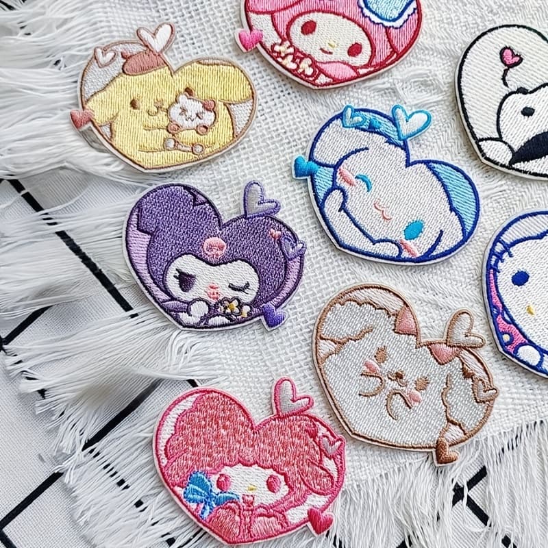 Set de 4 apliques de corazón Sanrio, diseñados por Hello Kitty & Friends
