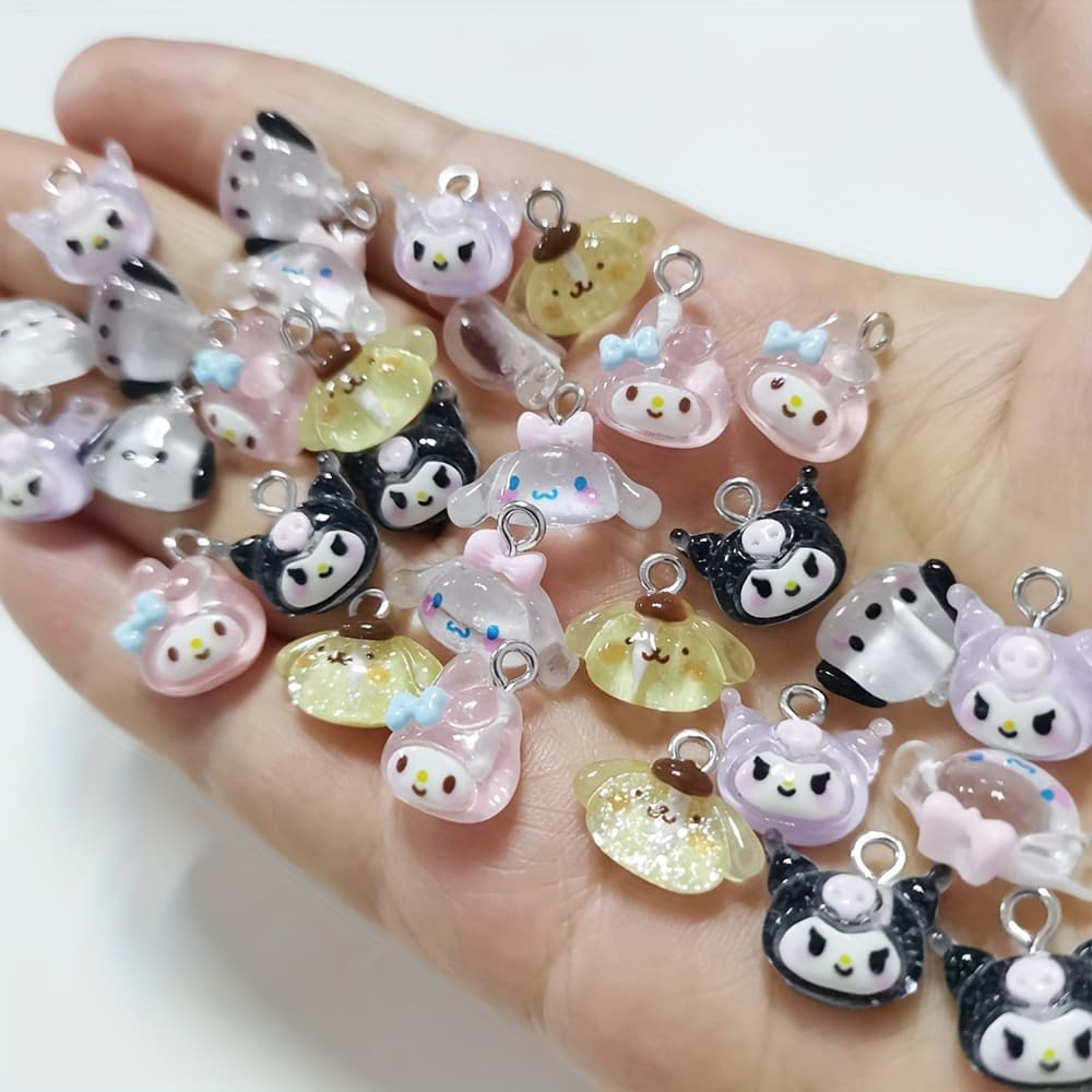 Un paquete que contiene 30 colgantes y dijes temáticos de Sanrio Hello Kitty,...