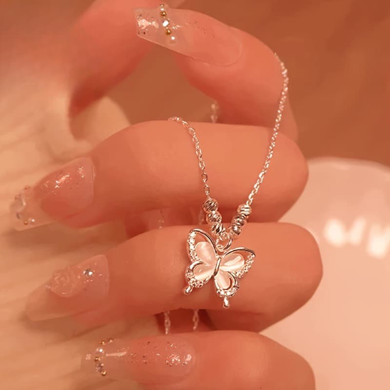 Un collar de mariposa de alta gama y chic, con un diseño elegante y minimalis...